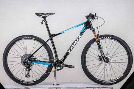 xe-dap-mtb-trinx-v1000-pro-den-xanh