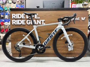 xe-dap-dua-Giant-Propel-Adv-2-Plus-2026-ghi