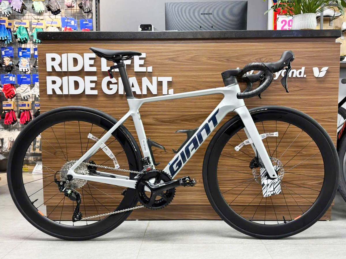 xe-dap-dua-Giant-Propel-Adv-2-Plus-2026-ghi