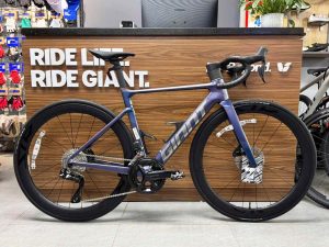 xe-dap-dua-Giant-Propel-Adv-1-2027-xanh-tim