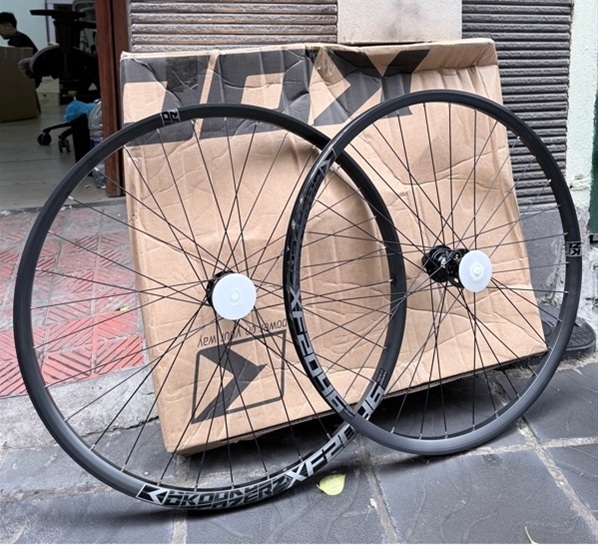 bo-vanh-Koozer-XF2046-Hub-XM455-Den
