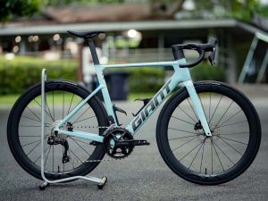 xe-dap-dua-duong-truong-GIANT-PROPEL-ADV-1-GC-xanh